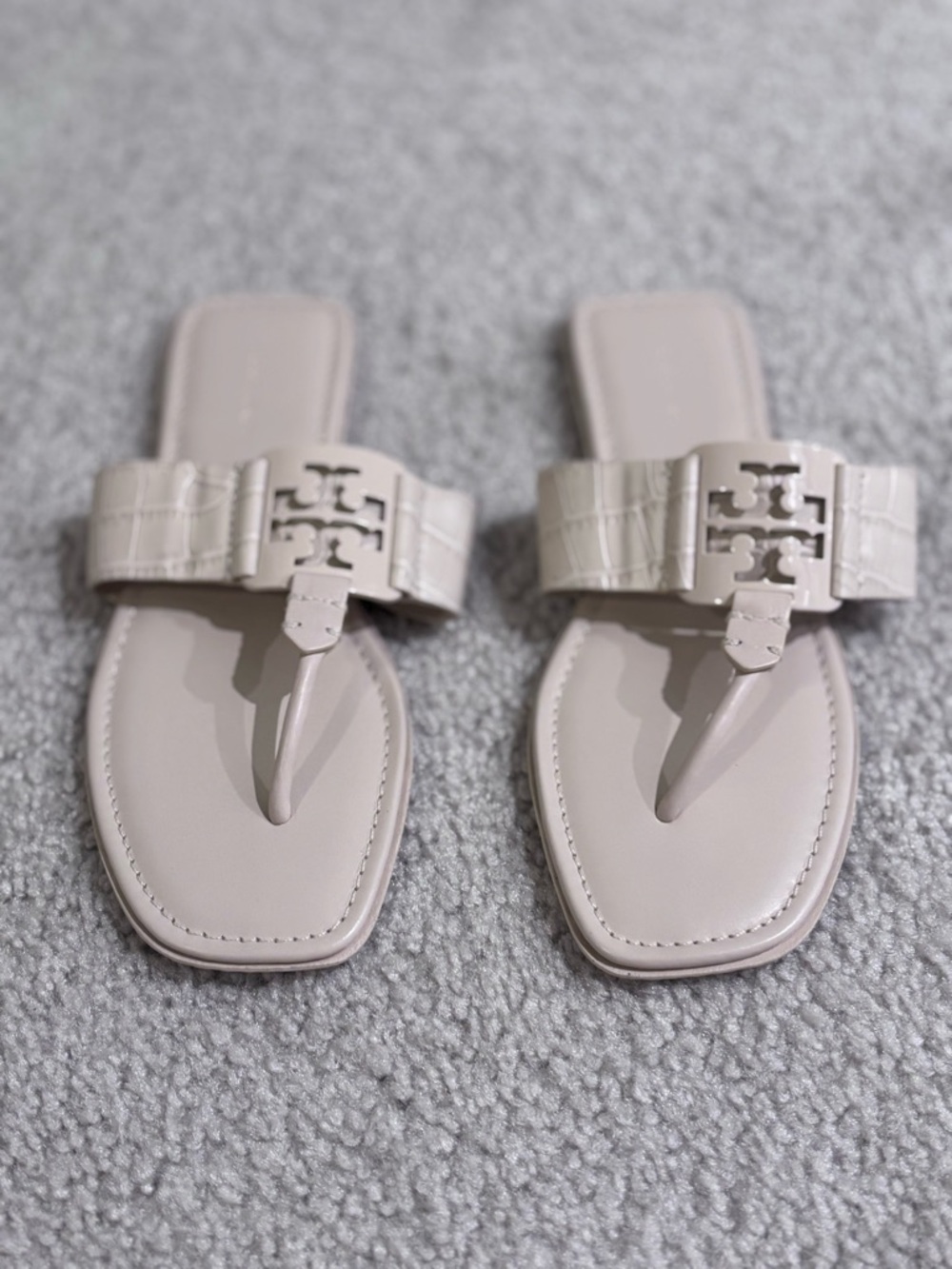 NEVER WORN Tory Burch Cream Leather Croc Embossed Sandals 9.5 - Picture 3 of 9